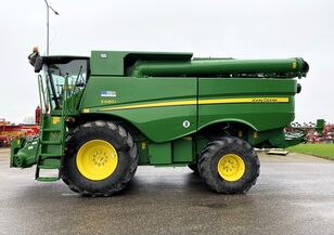 John Deere S680i grain harvester