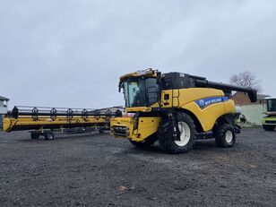 NEW HOLLAND CR9080 grain harvester